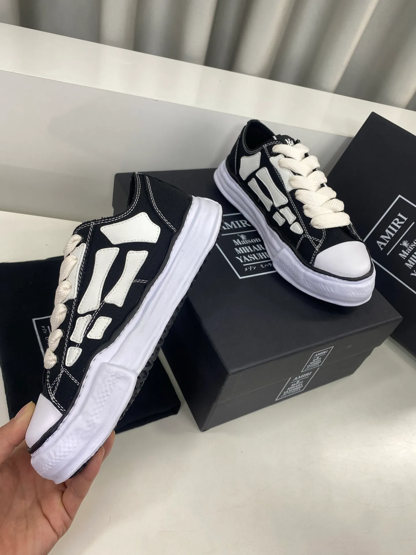 [AMIRI Handmade clay mold soles and AMIRI's iconic BONES leather embroidery details are a major feature of the shoe, showing unique craftsmanship and style🚩 Material: Upper original custom space Monica canvas! Lining: original technical cloth, outsole: original molded steel-stamped EVA foam bottom,